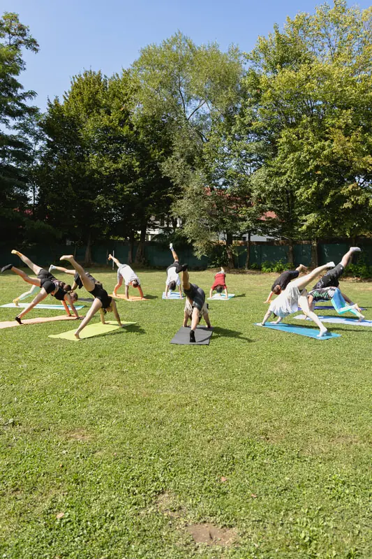 Copii în activități în aer liber la pensiune