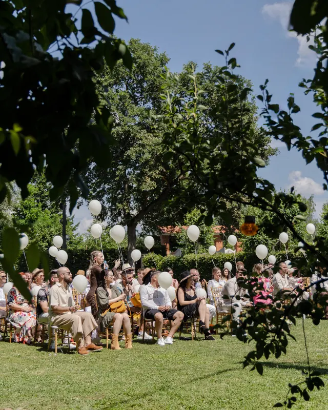 Cununie în aer liber, cu invitați în grădină