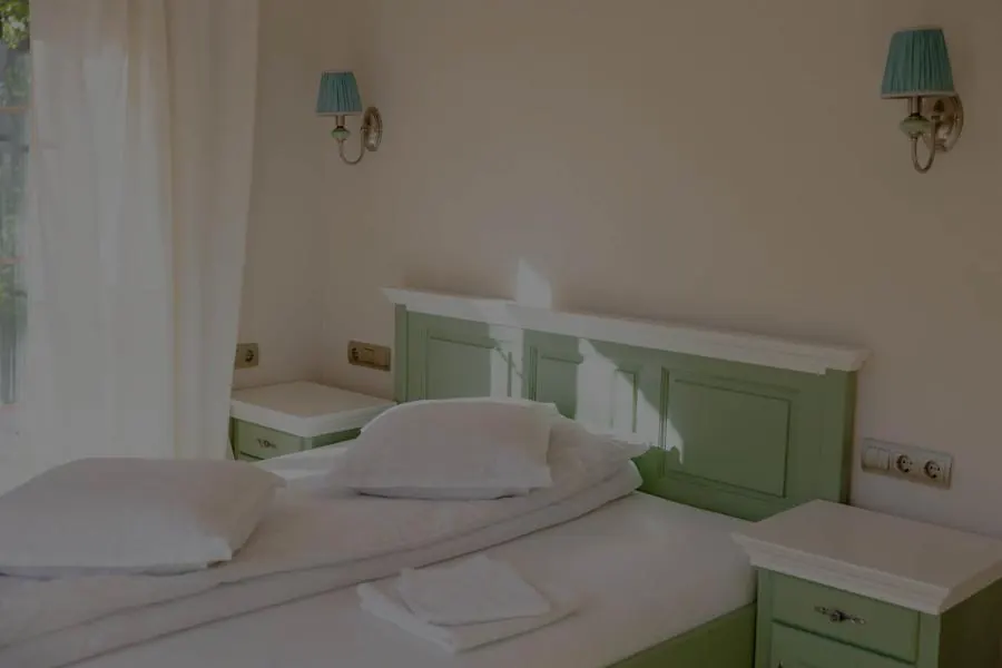 Cameră cu mobilier verde