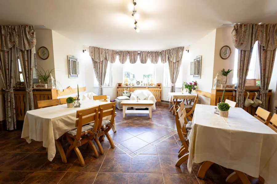 Sala restaurantului Pensiunii Poiana Avrigului